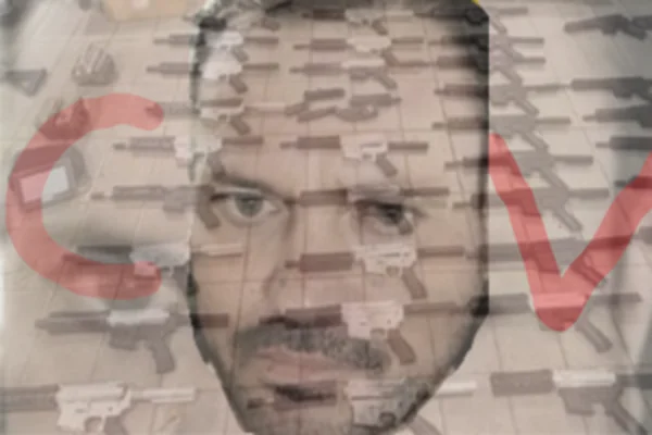 Arte gráfica com rosto de homem branco e barba, translúcido, sobre deenas de fuzis enfileirados e com as letras C e V vermelhas - Metrópoles