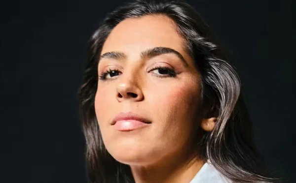 Benedita Casé, filha de Regina Casé, em clore no rosto - Metrópoles