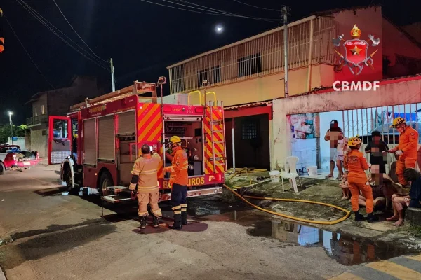 Quatro moradores são resgatados de incêndio que consumia casa no DF