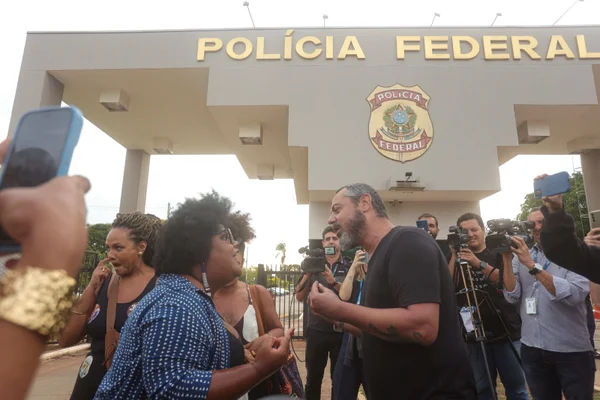 Foto colorida de vereadora Keit Lima (PSol) discutindo com bolsonarista em frente à PF - Metrópoles
