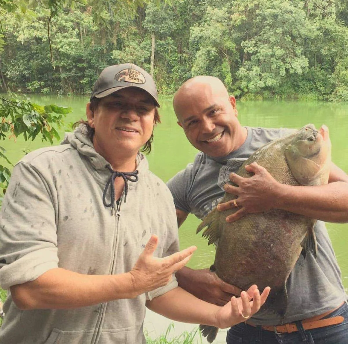 A dupla sertaneja Chitãozinho e Xororó lamentou a morte de Rick, encontrado nesta terça-feira (22/9) após ter passado a noite desaparecido depois de uma queda de helicóptero A dupla sertaneja Chitãozinho e Xororó lamentou a morte de Rick, encontrado nesta terça-feira (22/9) após ter passado a noite desaparecido depois de uma queda de helicóptero
