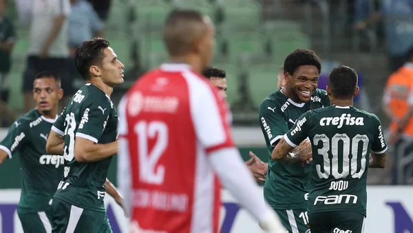 Recordista, Dudu marca, perde pênalti e Palmeiras bate o Guarani
