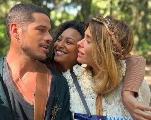 Foto colorida de Carolina Dieckmann, José Loreto e Sheron Menezzes - Metrópoles