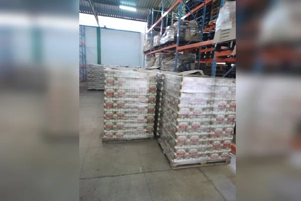 Fotografia colorida mostra cervejas em caixas