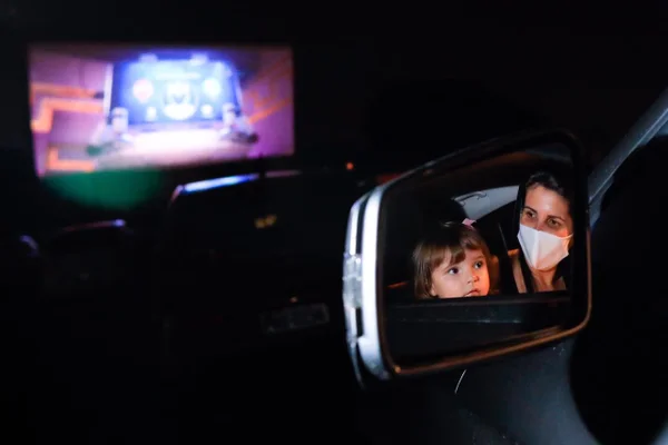 família no Cine drive in durante periodo de quarentena e corona vírus