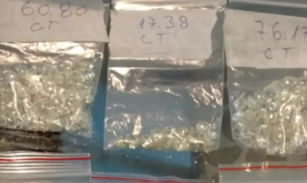 três pequenos saquinhos de plástico com pedras de diamante dentro