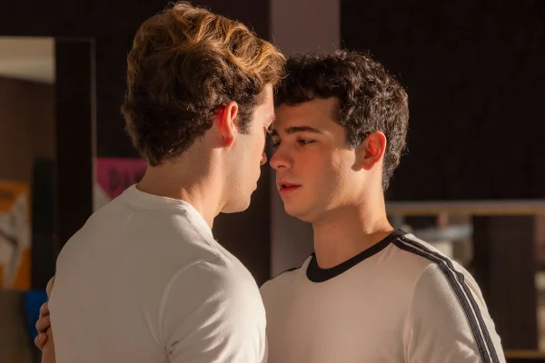 Bastidores da cena de beijo entre Mau Mau (João Victor Gonçalves) e Felipe (Pietro Antonelli) em Quem Ama Cuida