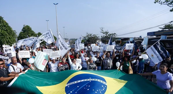 Profissionais de enfermagem protestam contra decisão do STF sobre piso em Goiânia, Goiás