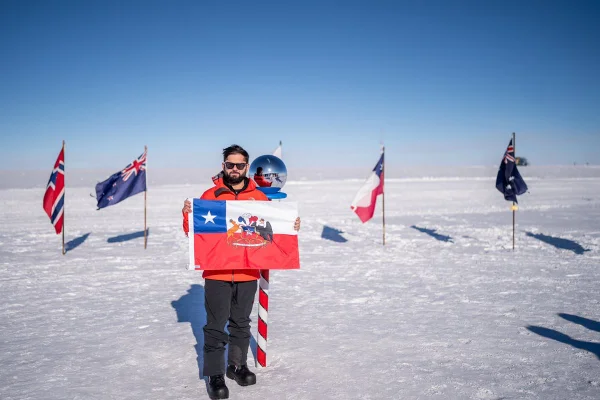 Foto colorida do presidente do Chile, Gabriel Boric, na Antártida - Metrópoles
