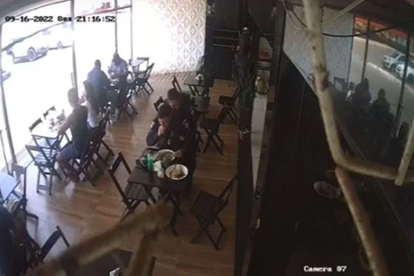 Policial usa manobra para salvar colega