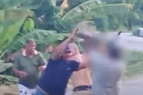 Imagem colorida, momento em que motorista é agredido por saqueadores - Metrópoles