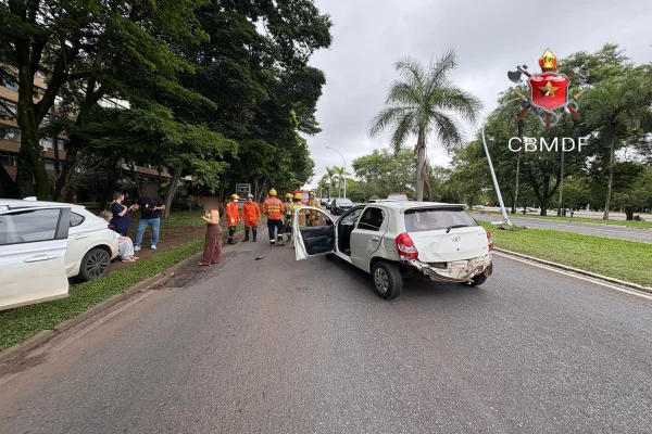 Motorista bate em poste e acerta outro veículo no Eixinho
