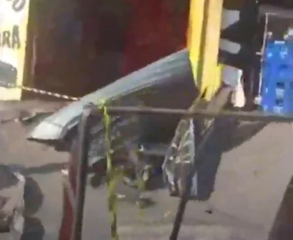 Imagem colorida de destroços de porta de mercado, isolados com fita zebrada - Metrópoles