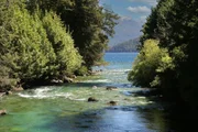 Rio Correntoso, localizado na charmosa cidade de Villa La Angostura, na província de Neuquén, região da Patagônia Argentina Rio Correntoso, localizado na charmosa cidade de Villa La Angostura, na província de Neuquén, região da Patagônia Argentina