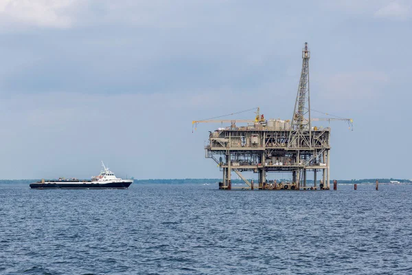 Foto colorida de plataforma de petróleo e gás - Metrópoles