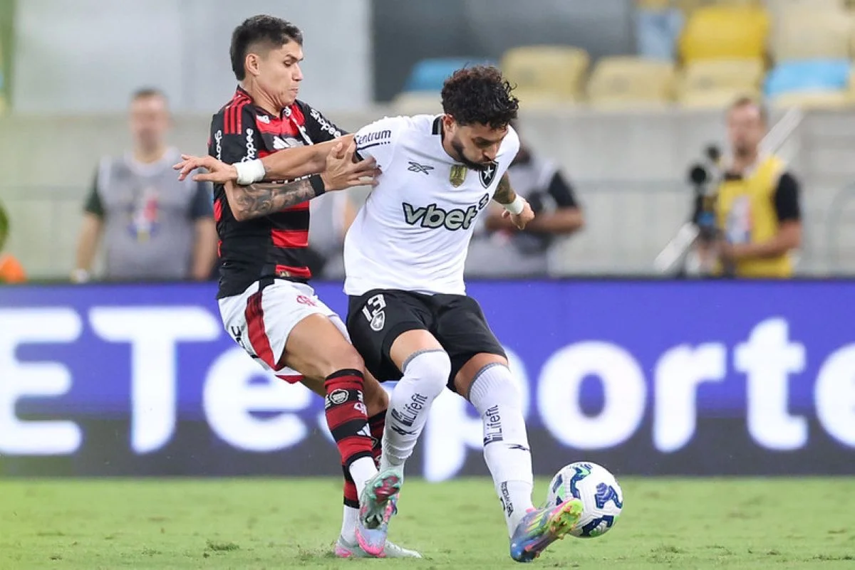 Imagem colorida de jogadores de Botafogo e Flamengo - Metrópoles