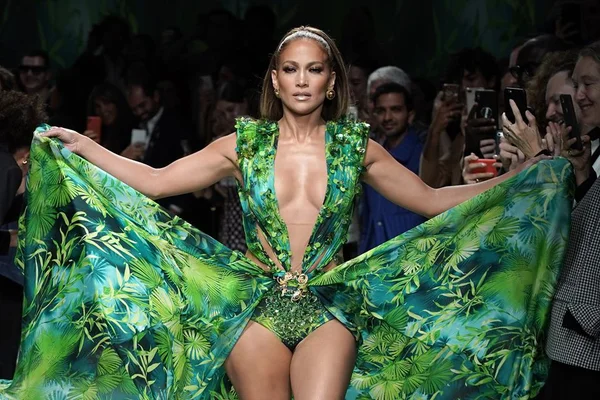 Jennifer Lopez pensou em ser stripper quando estava sem dinheiro