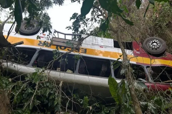 Imagem colorida de Onibus escolar capotado - Metrópoles