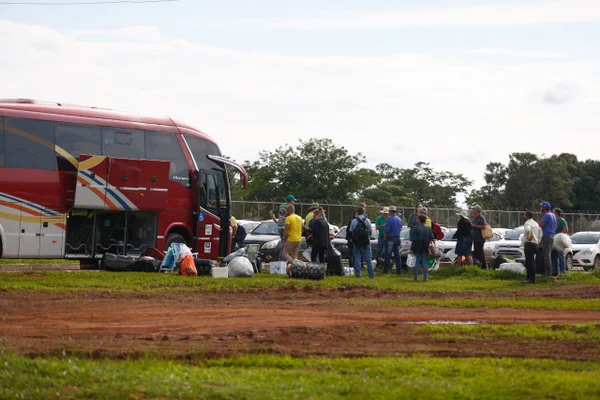 Bolsonaristas chegando em ônibus para acampamento no QG do Exército