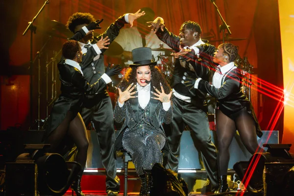 Imagem colorida de Gloria Groove no The Town