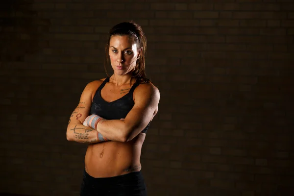 Foto colorida de uma mulher em pé - Metrópoles
