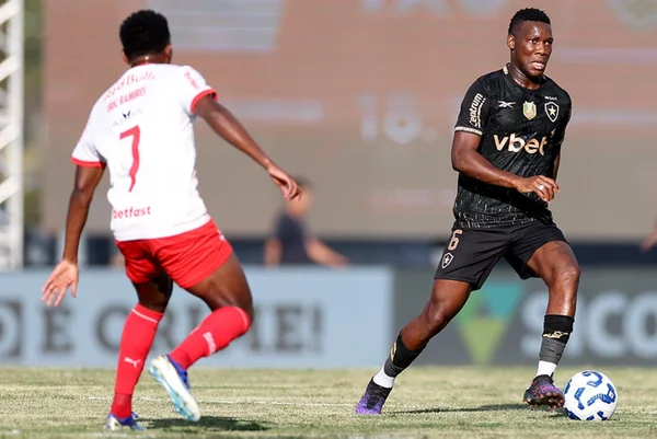 Imagem colorida do jogo entre Bragantino e Botafogo - Metrópoles