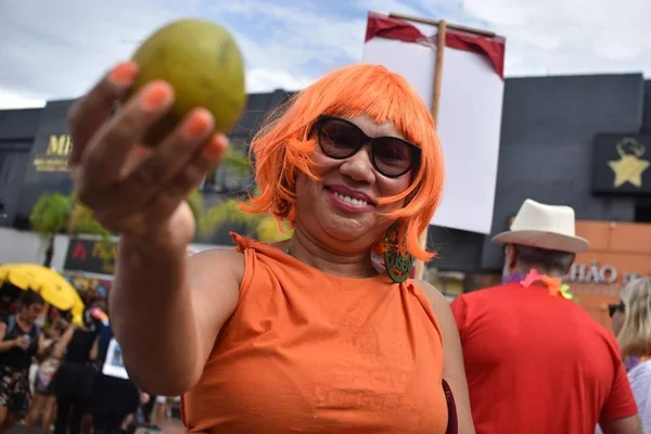 Carnaval 2020: Pacotão desfila com irreverência e protestos
