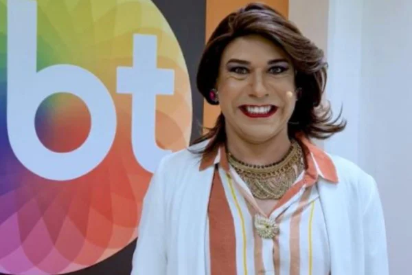 Foto colorida de Tiago Barnabé, a Narcisa da Eliana = Metrópoles