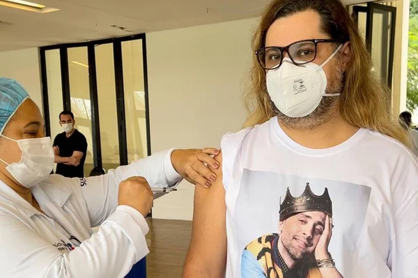 Marcus Majella recebe vacina contra a Covid-19 e lembra Paulo Gustavo