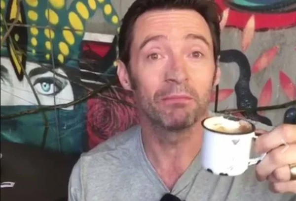 Hugh Jackman toma pingado pela primeira vez e diz em vídeo o que achou