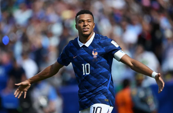 Mbappé faz dois e França derrota Senegal em estreia na Copa do Mundo