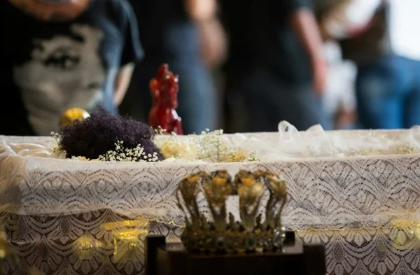 Corpo de Elza Soares é enterrado no Cemitério Jardim da Saudade, no RJ