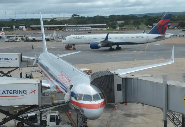 Avião desvia rota e pousa no DF após passageira entrar em trabalho de parto