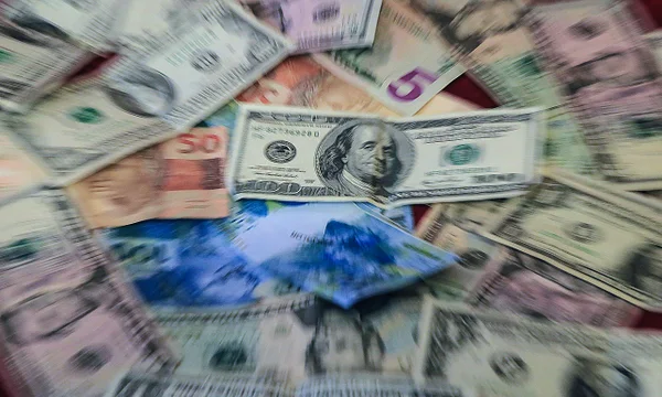 Dólar cai para R$ 3,65 com eleição e tem menor nível em cinco meses