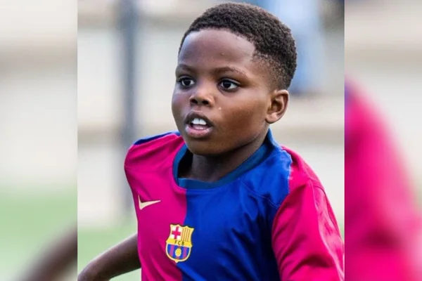 Foto colorida de Destiny Kosiso, jogador da base do Barcelona - Metrópoles