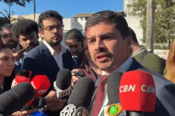 Imagem colorida do advogado dos PMs acusados de executar o delator do PCC Antonio Gritzbach - Metrópoles
