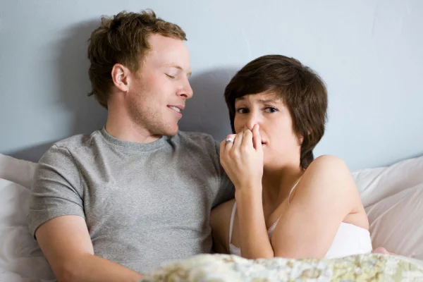 Foto colorida de um casal - Metrópoles