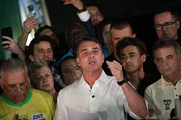 imagem colorida de flávio bolsonaro, durante pronunciamento após derrota nas eleições presidenciais
