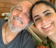 Fernanda Esteves e Erasmo Carlos posam fazendo careta para a câmera