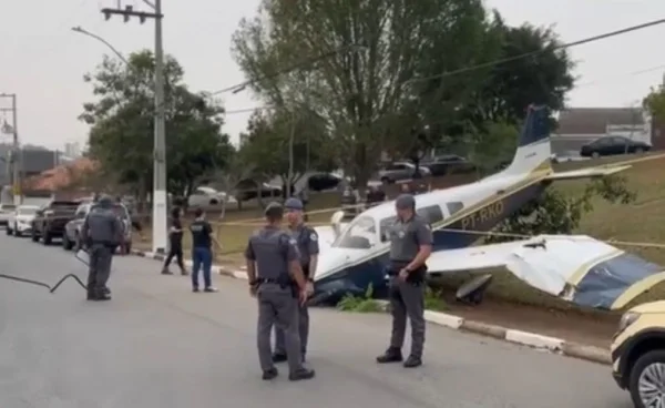 Avião de pequeno porte perde controle durante pouso e invade rua em SP