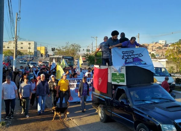imagem colorida mostra pessoas em protesto na zona sul da cidade de são paulo - metrrópoles