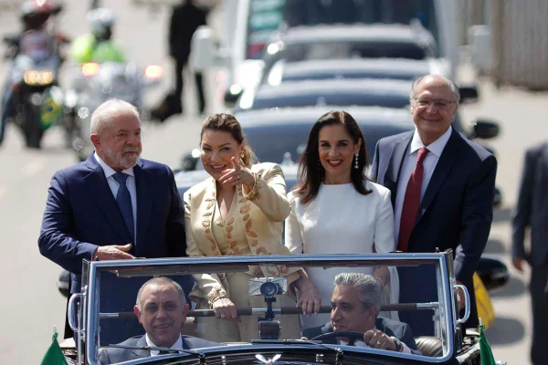 Janja e Lu Alckmin quebram protocolo em cerimônia de posse
