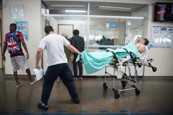 Ibaneis veta projeto que liberava acompanhantes em UTIs de hospitais