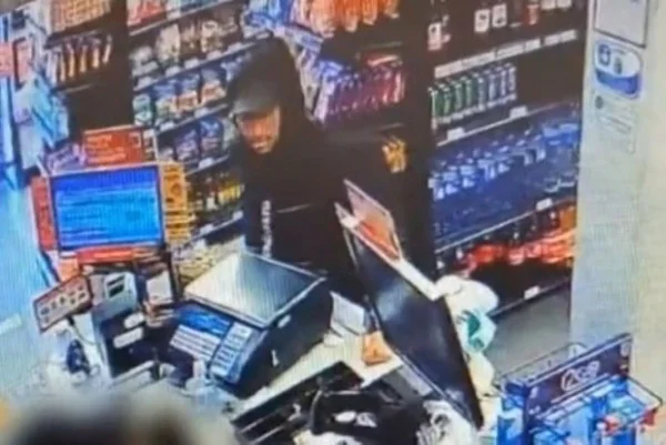 Imagem colorida mostra homem suspeito vestido com blusa preta e capuz durante assalto a uma unidade do minimercado Oxxo em Campinas, no interior de São Paulo - Metrópoles