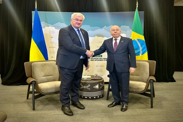 Imagem colorida mostra o ministro Mauro Vieira durante encontro com o chanceler da Ucrânia - Metrópoles