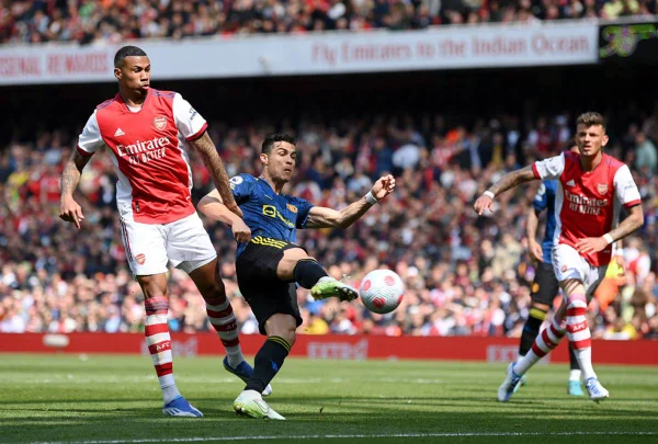 Cristiano Ronaldo marca, mas United perde para o Arsenal