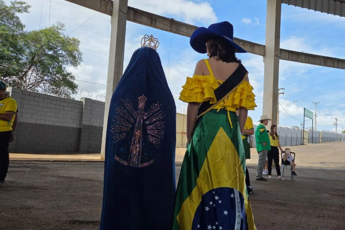Crianças participam de ato de Flávio Bolsonaro (PL) na reta final da campanha eleitoral vestidas de Nossa Senhora Aparecida e "Rainha do Bem", em Americana, no interior de São Paulo, em meio à polêmica com a padroeira do Brasil Crianças participam de ato de Flávio Bolsonaro (PL) na reta final da campanha eleitoral vestidas de Nossa Senhora Aparecida e "Rainha do Bem", em Americana, no interior de São Paulo, em meio à polêmica com a padroeira do Brasil
