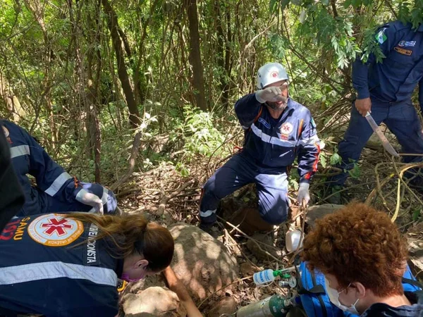 Motociclista cai, fica inconsciente e só chama socorro 2 dias depois