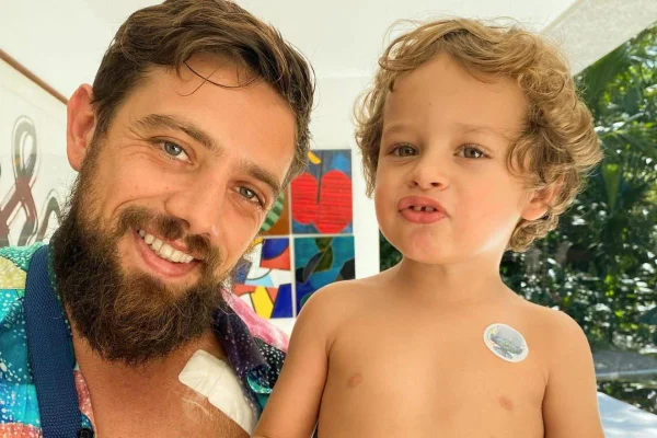 Rafael Cardoso recebe alta e comemora ao lado do filho: “Curativo igual”