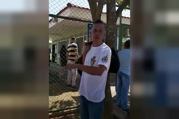 Imagem colorida de homem com camiseta branca
